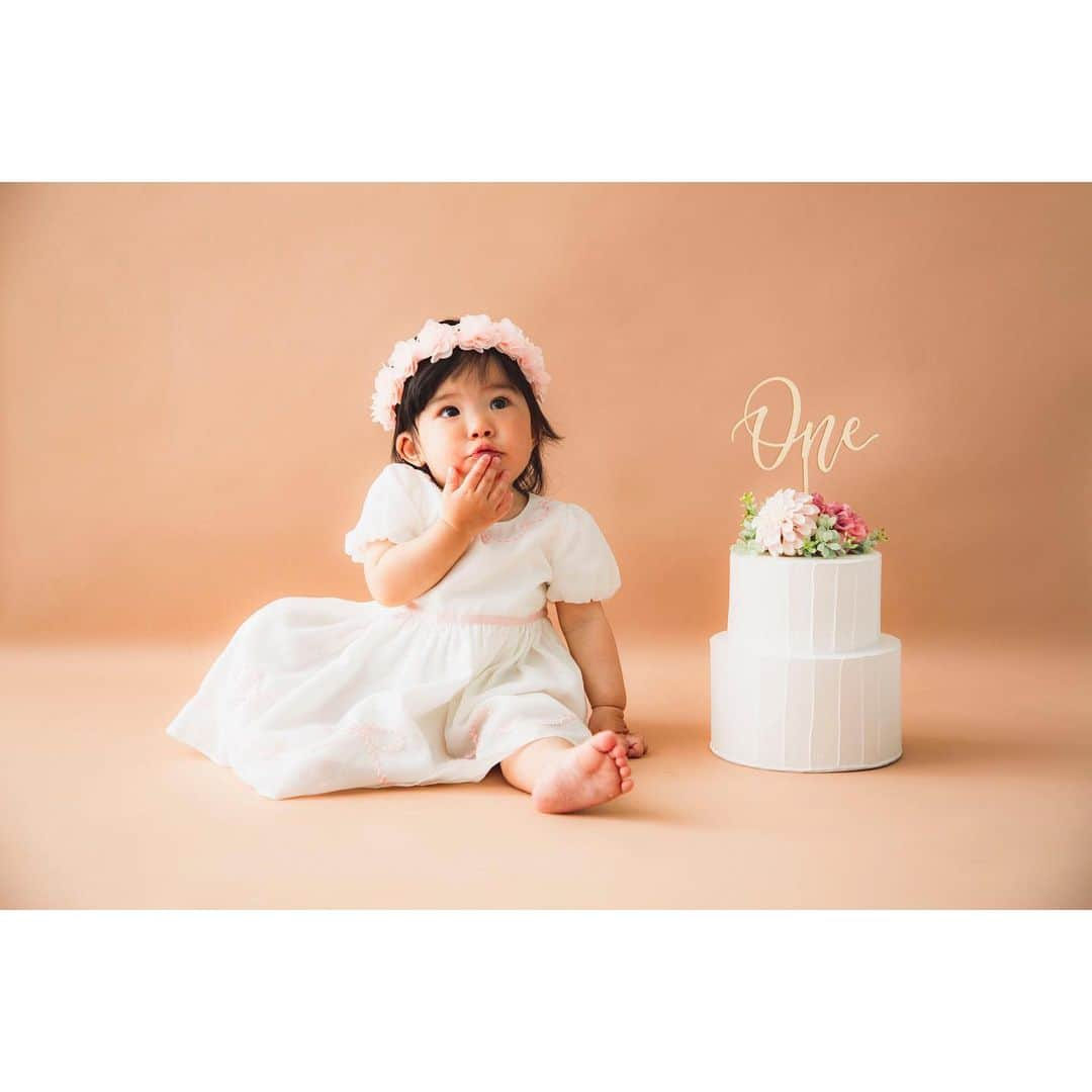 倉窪莉沙さんのインスタグラム写真 - (倉窪莉沙Instagram)「* 1歳の記念撮影👶🏻💗 . #happybirthday #birthday #バースデー #誕生日 #バースデーフォト #バースデー写真 #記念写真 #ベビー #baby #女の子 #girl #女の子ママ #1歳 #4月生まれ #平成生まれ #バースデー #birthday #誕生日 #生まれてきてくれてありがとう #ベビ誕 #ハピベビ #コドモノ #ベビフル #コドモダカラ」5月19日 21時40分 - risa_kurakubo