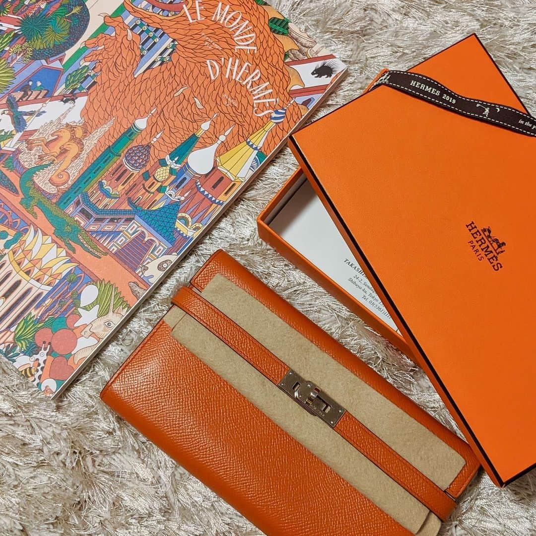 安岡あゆみさんのインスタグラム写真 - (安岡あゆみInstagram)「. お財布新調しました✌️ @hermes のケリーウォレット🍊  バッグはニュアンスカラーやモノトーンを選びがちですが、小物は少し遊び心を入れたかったので #エルメスオレンジ に🧡 トレンドは #ちいさいふ なのに時代に逆行していますが😂やっぱりこのデザインが気に入りました☺️ 一回一回金具を外さないといけないので少し面倒なのですが、美しい所作が身につくように願いを込めて…😂 . . #hermes #kellywallet #hermesorange #orangebox #wallet #エルメス #ケリーウォレット #オレンジボックス #財布 #長財布 #一粒万倍日」5月19日 21時41分 - ayumi_yasuoka