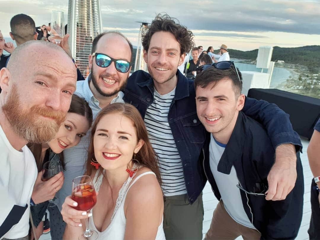 ジェニファー・ピンチズさんのインスタグラム写真 - (ジェニファー・ピンチズInstagram)「Cheers to 10 years @mvfglobal #sunset #sangria #workdo #ibiza」5月19日 21時43分 - jennifer.pinches