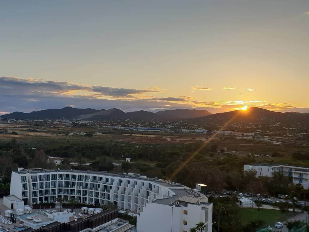 ジェニファー・ピンチズさんのインスタグラム写真 - (ジェニファー・ピンチズInstagram)「Cheers to 10 years @mvfglobal #sunset #sangria #workdo #ibiza」5月19日 21時43分 - jennifer.pinches