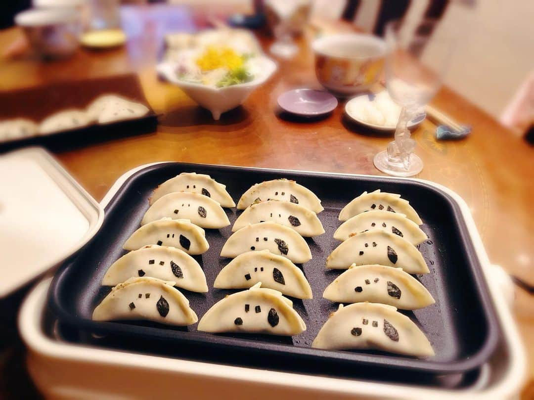 mautyanのインスタグラム：「餃子パーティー🥟🥳 スヌーピーの顔頑張って作ってみたけどあまり似てない笑笑 #スヌーピー #instcool #餃子 #citylife #餃子パーティー #ディナー #手作り #スヌーピー餃子 #好吃 #daily_photojpn #picoftheday #ご飯 #kawaii #ブルーノホットプレート」