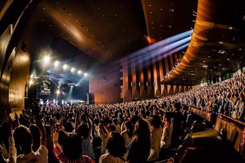 藤原広明さんのインスタグラム写真 - (藤原広明Instagram)「都会のラクダ“ホール＆ライブハウス”TOUR 2019〜立ちと座りと、ラクダ放題〜  広島上野学園ホール  広島のあなたにびっくらぶっ！！🦍🦍🦍🦍 photo by @cazrowAoki」5月19日 21時49分 - hiroaki_drums_superbeaver