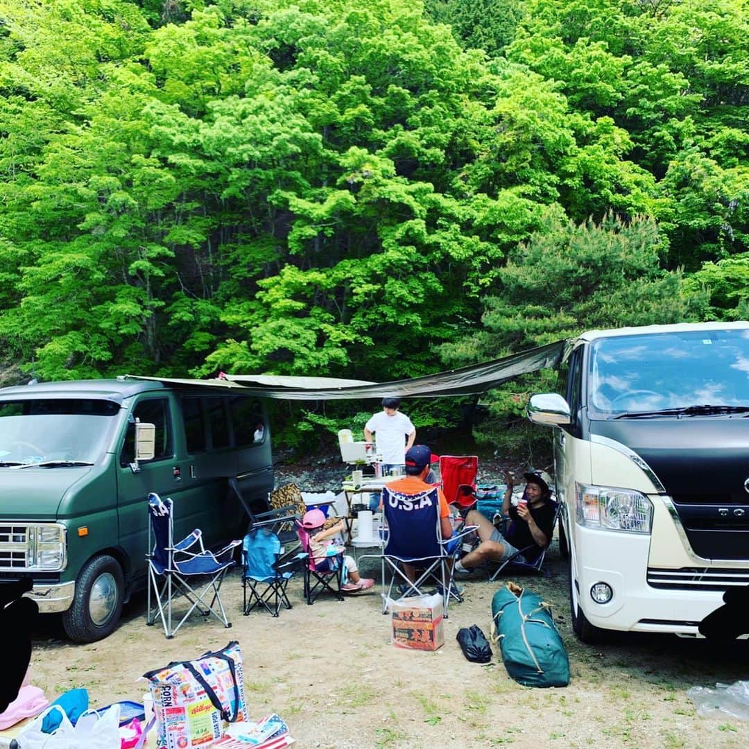 上中丈弥のインスタグラム：「友達とデイキャンプへ。 リラクベースと友達の車にグリーンシートでタープを作って基地にしたよ。  俊哉が初めて飯でミスした鶏肉のトマト煮込み。塩っ辛い塩っ辛い（笑）  残念だったので、大自然の中でノックしてやりました⚾️ 良い日でした。  子供会の無い我々大人は自分達で企画して楽しみを増やすしかないのです🥴  #イナ戦 #イナズマ戦隊 #リラクベース」
