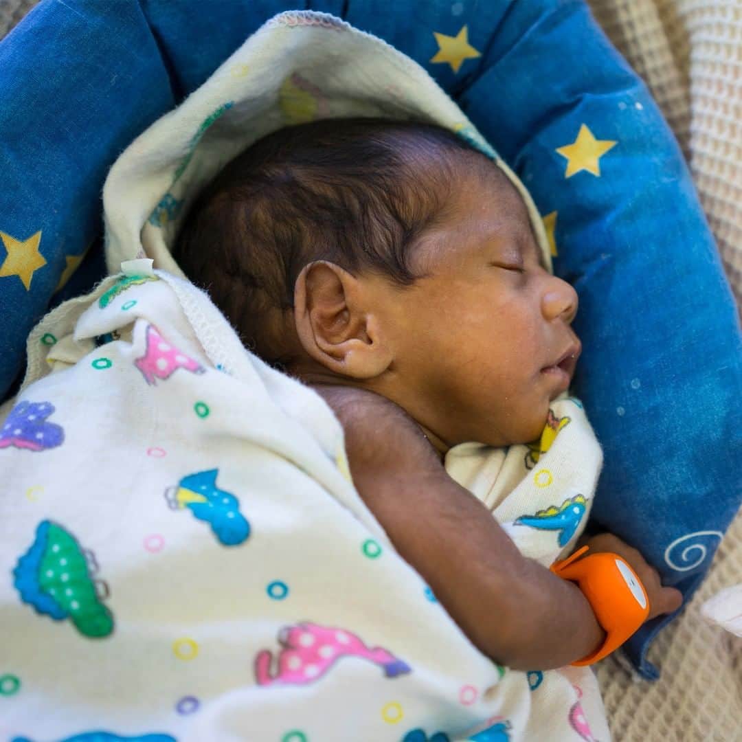 unicefさんのインスタグラム写真 - (unicefInstagram)「This tiny bracelet is saving young lives in Papua New Guinea. . Newborns with low weights are more likely to fall ill but this invention monitors for signs of hypothermia. When a baby’s temperature drops, the bracelet beeps so her parents know it’s time for another long, warm hug. . #EveryChildALIVE ©UNICEF/UN0260415/Bell」5月19日 21時50分 - unicef