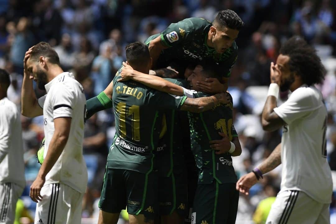 レアル・ベティスさんのインスタグラム写真 - (レアル・ベティスInstagram)「🗞 CRÓNICA | Asalto al Bernabéu en el cierre de @laliga (0-2) ⚔🔥 -- 🗞 MATCH REPORT | Saying goodbye to the season in style (0-2) ⚔🔥 ➡ (Link en bio)  #DíaDeBetis #RealMadridRealBetis」5月19日 21時59分 - realbetisbalompie