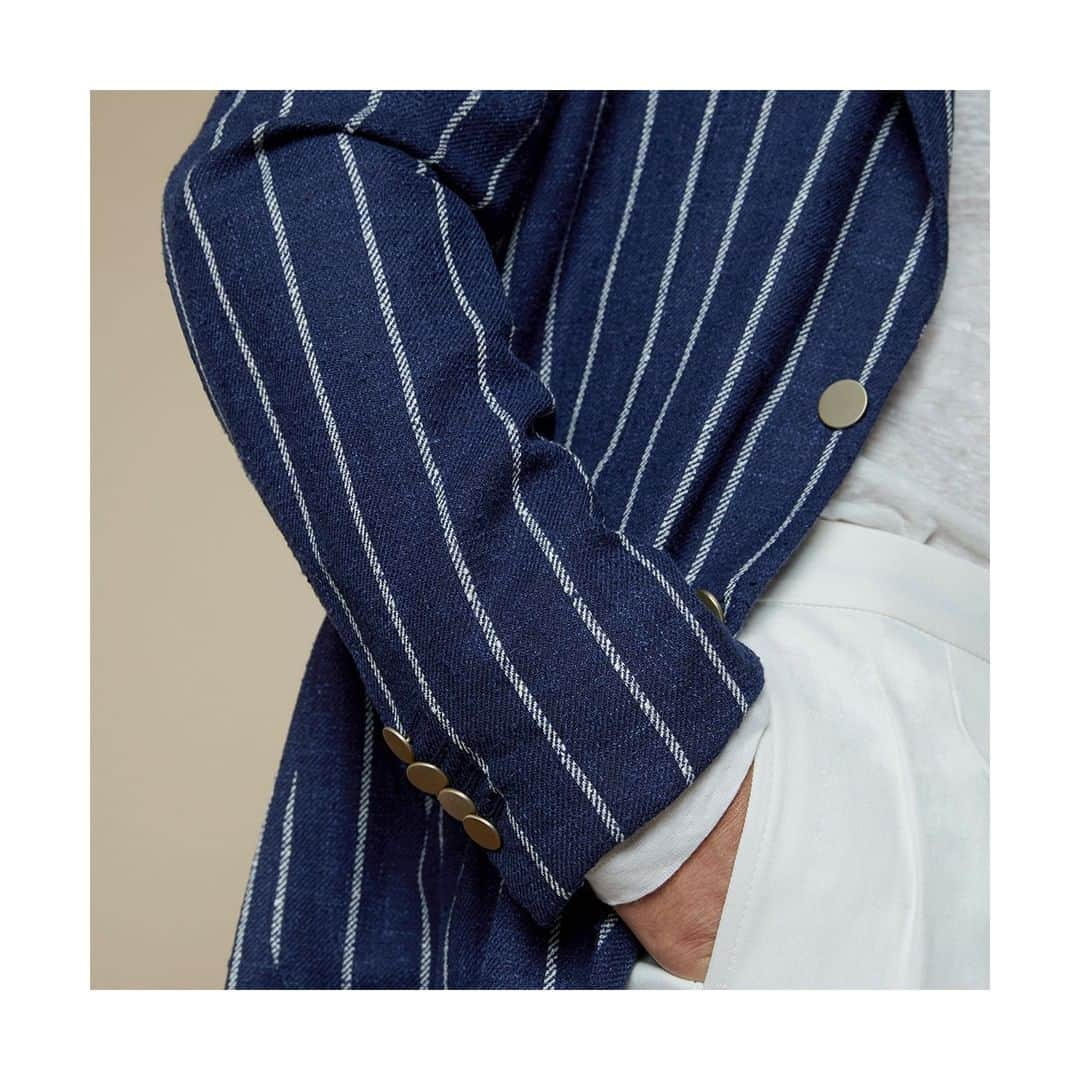 ラファエルカルーゾさんのインスタグラム写真 - (ラファエルカルーゾInstagram)「Stripes for special occasions.⁣ ⁣ #CarusoMenswear #ALifeLessOrdinary #artoflivingwell #carusostyle #caruso #trulysartorial #fullycanvassed #lifelessordinary #timelessicon #sprezzatura #unstructuredstyle #myeverydaystyle #suitup #individualityofspirit #timelessrhythm #gentleman #mensweardaily #gentlemanstyle #menswearfashion #businessfashion #impeccabletaste #impeccablestyle #lookoftheday #madeinitaly #italianstyle #tailoring #ss19 #springsummer19⁣」5月19日 22時00分 - carusomenswear