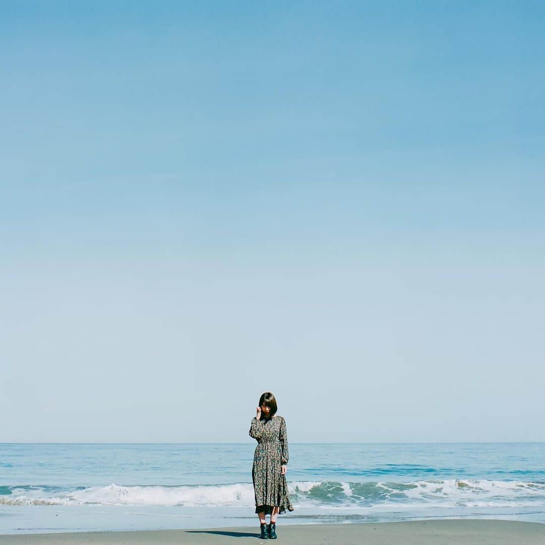haraoのインスタグラム：「グラデーション * * * * * * camera:hasselblad 500cm film:kodak portra 400 * フォギーなプラナーは修理の見積もりが思いのほか高かったのでしばらくソフトレンズとして使うことになりました😢 レンズは使ってると曇ったりカビが生えづらいらしいので他のレンズもちょいちょい使うようにしよ〜」