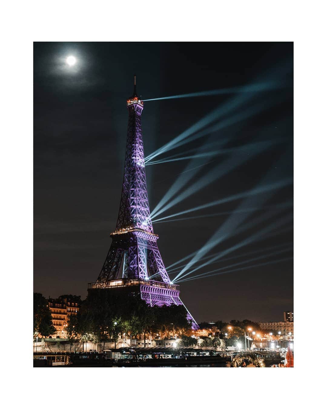 Putri Anindyaさんのインスタグラム写真 - (Putri AnindyaInstagram)「On the May 15 this year, Eiffel Tower celebrated 130 years since it opened to the public. The laser show was pretty much spectacular. They played the laser show 3 times from 22.00, 23.00 and 24.00 on the 15, 16, and 17 of May 2019. In case you missed it, you can see the video on the last slide of my carousel ;) so now the question is, which slide do you prefer?! Oh anyway it's only the first slide and the video that i took with handheld. The rest are in 1-2 second shutter speed for long expo. . . Taken with @sonyalpha_id #sonyalpha #a7iii 35mm 1.4 zeiss distagon Video taken with @samsung_id S10」5月19日 22時00分 - puanindya