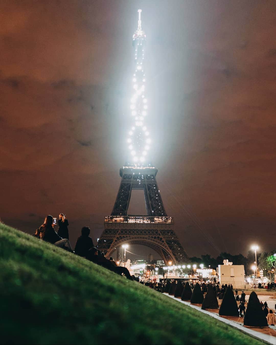 Putri Anindyaのインスタグラム：「On the May 15 this year, Eiffel Tower celebrated 130 years since it opened to the public. The laser show was pretty much spectacular. They played the laser show 3 times from 22.00, 23.00 and 24.00 on the 15, 16, and 17 of May 2019. In case you missed it, you can see the video on the last slide of my carousel ;) so now the question is, which slide do you prefer?! Oh anyway it's only the first slide and the video that i took with handheld. The rest are in 1-2 second shutter speed for long expo. . . Taken with @sonyalpha_id #sonyalpha #a7iii 35mm 1.4 zeiss distagon Video taken with @samsung_id S10」