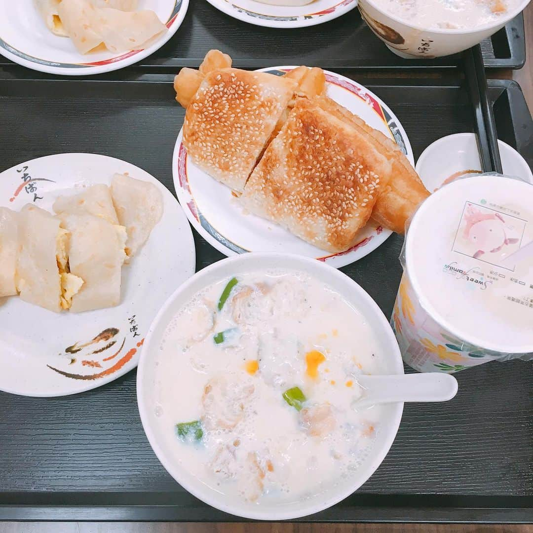 内田絢子さんのインスタグラム写真 - (内田絢子Instagram)「今年2回目の台湾旅行！！ 歩いては食べ、歩いては食べ。美味しいご飯もスイーツもいっぱい。  いいお天気&湿度ムンムンの中、ひたすら食べ続けた旅の備忘録。また、このお店たちをリピートしたい♡  ①金鶏園の小籠包 ②一芳の台灣水果茶（フルーツティー） ③夏樹甜品の杏仁豆花と雪花冰 ④圍爐の酸菜白肉火鍋 ⑤朝市のマンゴー ⑥鼎元豆漿の豆漿 ⑦小茶栽堂のジャスミンティソフト ⑧七三茶堂のタピオカミルクティー ⑨無老鍋の火鍋 ⑩朝市のSOY MILK CAKE  #台湾旅行 #台湾グルメ #台湾旅 #タピオカミルクティー #小籠包 #火鍋 #台北グルメ #金鶏園 #夏樹甜品 #圍爐  #鼎元豆漿 #小茶栽堂 #七三茶堂 #無老鍋」5月19日 21時55分 - uccijun