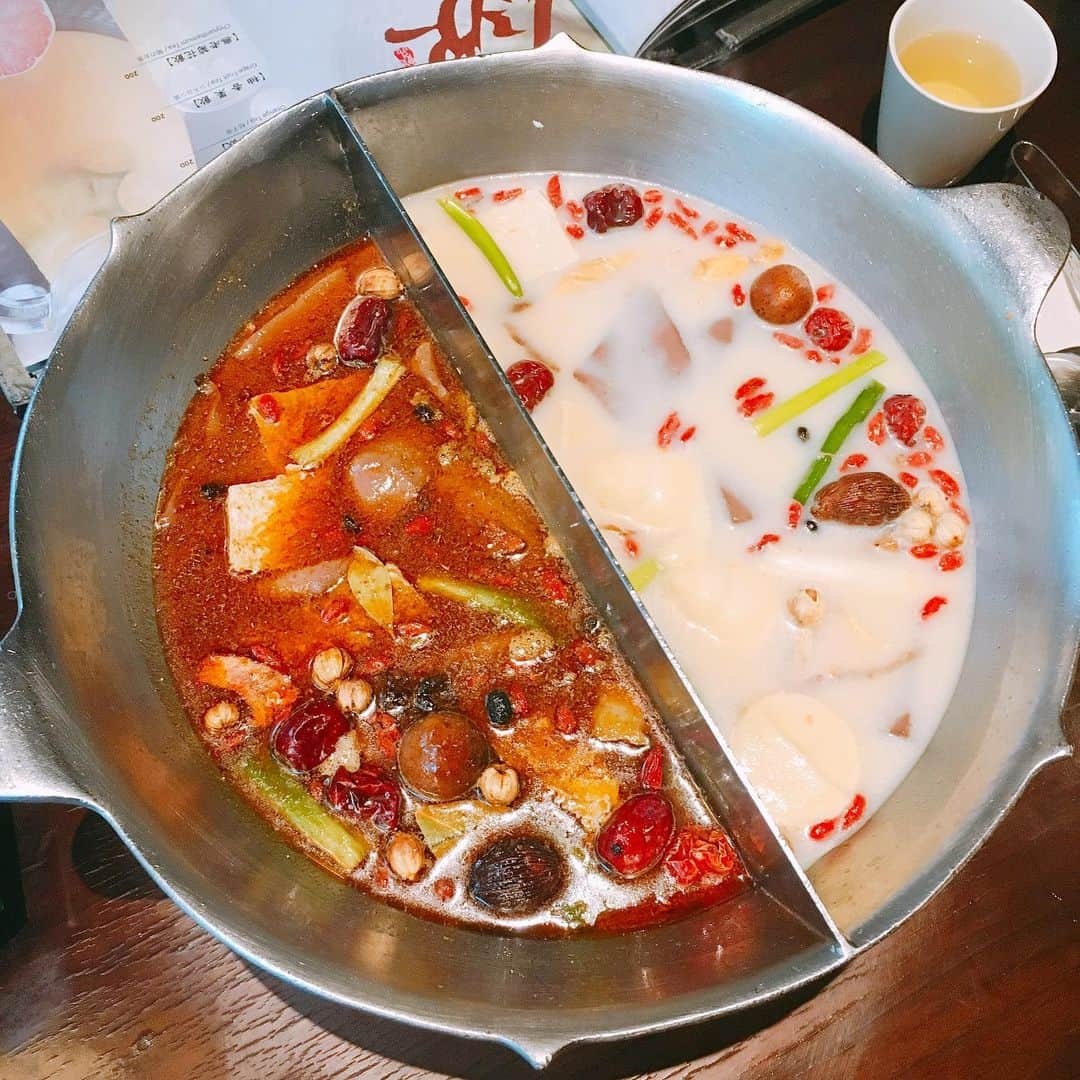 内田絢子さんのインスタグラム写真 - (内田絢子Instagram)「今年2回目の台湾旅行！！ 歩いては食べ、歩いては食べ。美味しいご飯もスイーツもいっぱい。  いいお天気&湿度ムンムンの中、ひたすら食べ続けた旅の備忘録。また、このお店たちをリピートしたい♡  ①金鶏園の小籠包 ②一芳の台灣水果茶（フルーツティー） ③夏樹甜品の杏仁豆花と雪花冰 ④圍爐の酸菜白肉火鍋 ⑤朝市のマンゴー ⑥鼎元豆漿の豆漿 ⑦小茶栽堂のジャスミンティソフト ⑧七三茶堂のタピオカミルクティー ⑨無老鍋の火鍋 ⑩朝市のSOY MILK CAKE  #台湾旅行 #台湾グルメ #台湾旅 #タピオカミルクティー #小籠包 #火鍋 #台北グルメ #金鶏園 #夏樹甜品 #圍爐  #鼎元豆漿 #小茶栽堂 #七三茶堂 #無老鍋」5月19日 21時55分 - uccijun