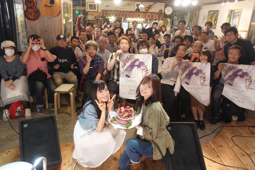 長谷川萌美さんのインスタグラム写真 - (長谷川萌美Instagram)「. . ほぼ毎月開催している  #ビタスイ #ファンミ  10回開催記念回でした🎉🥂✨ . . こうして、 たくさん歌って話せること 当たり前ではなく嬉しいです。 ありがとうございます！ . みんなで歌ったのも楽しかった！！😆💓 . そして昨日はサプライズで写真1枚目のように メジャー2周年記念も祝っていただきました🎂ケーキいっぱい！！笑💕🎂ビタスイ と音倉さんとのコラボスウィーツやコラボドリンクも合わせるとだいぶビタースウィート感が盛り上がりました❤️音倉さん、そしてみんなありがとうーー！！😆✨ . 対バンやリリースイベントも決まっています！ . ぜひ今のビタスイの生歌を聴きにきてください☺️❤️ . 次回からこのイベントは、 「ファンミーティング」から 「イベント」として変わりますが、 引き続き楽しみにしていただけたらと思います🍀💓 ぜひお友達や家族も誘ってね！ . 6/22(土)下北沢Com.Cafe音倉 インスタプロフィール欄にブログURLがあるので、とんでブログ先行受付をチェックしでください😊🎵 #遠いところへ行くのでしょう #ラブストーリーは始まらない #ドレミの歌 #スーパーガール」5月19日 21時55分 - moemi_hasegawa