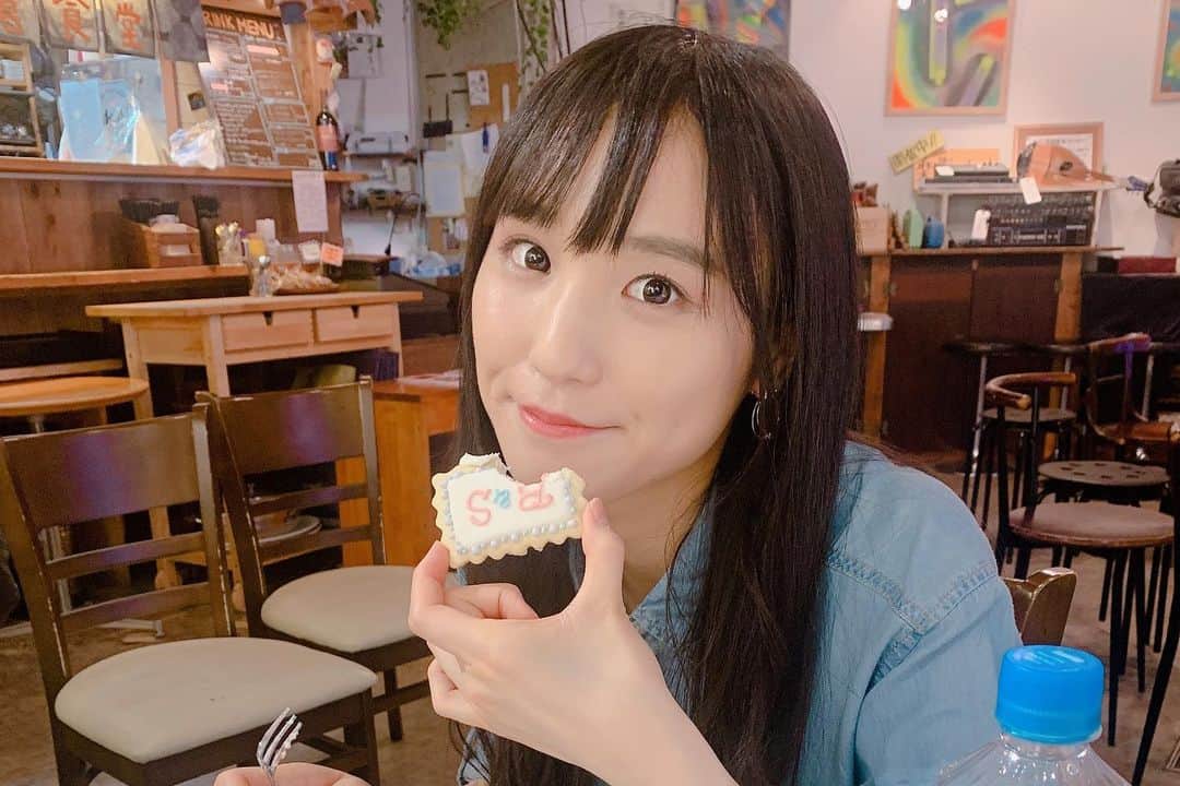 長谷川萌美さんのインスタグラム写真 - (長谷川萌美Instagram)「. . ほぼ毎月開催している  #ビタスイ #ファンミ  10回開催記念回でした🎉🥂✨ . . こうして、 たくさん歌って話せること 当たり前ではなく嬉しいです。 ありがとうございます！ . みんなで歌ったのも楽しかった！！😆💓 . そして昨日はサプライズで写真1枚目のように メジャー2周年記念も祝っていただきました🎂ケーキいっぱい！！笑💕🎂ビタスイ と音倉さんとのコラボスウィーツやコラボドリンクも合わせるとだいぶビタースウィート感が盛り上がりました❤️音倉さん、そしてみんなありがとうーー！！😆✨ . 対バンやリリースイベントも決まっています！ . ぜひ今のビタスイの生歌を聴きにきてください☺️❤️ . 次回からこのイベントは、 「ファンミーティング」から 「イベント」として変わりますが、 引き続き楽しみにしていただけたらと思います🍀💓 ぜひお友達や家族も誘ってね！ . 6/22(土)下北沢Com.Cafe音倉 インスタプロフィール欄にブログURLがあるので、とんでブログ先行受付をチェックしでください😊🎵 #遠いところへ行くのでしょう #ラブストーリーは始まらない #ドレミの歌 #スーパーガール」5月19日 21時55分 - moemi_hasegawa