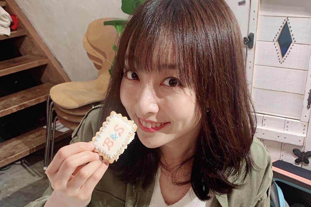 長谷川萌美さんのインスタグラム写真 - (長谷川萌美Instagram)「. . ほぼ毎月開催している  #ビタスイ #ファンミ  10回開催記念回でした🎉🥂✨ . . こうして、 たくさん歌って話せること 当たり前ではなく嬉しいです。 ありがとうございます！ . みんなで歌ったのも楽しかった！！😆💓 . そして昨日はサプライズで写真1枚目のように メジャー2周年記念も祝っていただきました🎂ケーキいっぱい！！笑💕🎂ビタスイ と音倉さんとのコラボスウィーツやコラボドリンクも合わせるとだいぶビタースウィート感が盛り上がりました❤️音倉さん、そしてみんなありがとうーー！！😆✨ . 対バンやリリースイベントも決まっています！ . ぜひ今のビタスイの生歌を聴きにきてください☺️❤️ . 次回からこのイベントは、 「ファンミーティング」から 「イベント」として変わりますが、 引き続き楽しみにしていただけたらと思います🍀💓 ぜひお友達や家族も誘ってね！ . 6/22(土)下北沢Com.Cafe音倉 インスタプロフィール欄にブログURLがあるので、とんでブログ先行受付をチェックしでください😊🎵 #遠いところへ行くのでしょう #ラブストーリーは始まらない #ドレミの歌 #スーパーガール」5月19日 21時55分 - moemi_hasegawa