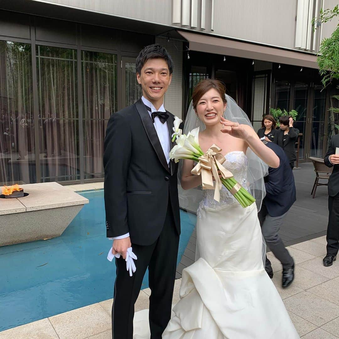 楠紗友里さんのインスタグラム写真 - (楠紗友里Instagram)「大好きすぎる同期の結婚式💕 長い長い遠距離恋愛を経て、数々のロマンチックな出来事があってからのゴールイン💖 幸せと感動に溢れた式でした😍😍 本当に、おめでとう！！！ しおりんがとっても幸せそうで、なんだかもう胸いっぱい🥰 明るく面白いご家族にも囲まれているから、これからがますます楽しみだね😆♪ 末永く、お幸せにっ💕 久しぶりに同期皆にも会えて嬉しかったよ〜(*≧∀≦*) #アナウンサーの結婚式はもはや同窓会 #アナウンサー #集合 #神戸オリエンタルホテル #結婚式 #happywedding #weddingceremony #happy #love #family #marriage」5月19日 21時57分 - sayuri_kusunoki