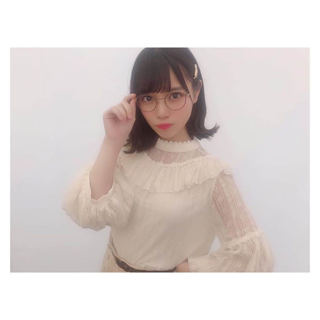 岩田陽菜さんのインスタグラム写真 - (岩田陽菜Instagram)「メガネ女子結構好きだったりしますか？👓💕﻿ ﻿ ﻿ #STU48 #岩田陽菜 ﻿ #メガネ #メガネ女子 #私服﻿  #ブラウス #axesfemme ﻿ #ショートパンツ #niceclaup #アクセサリー #外ハネ」5月19日 21時57分 - hina_naso_stu48