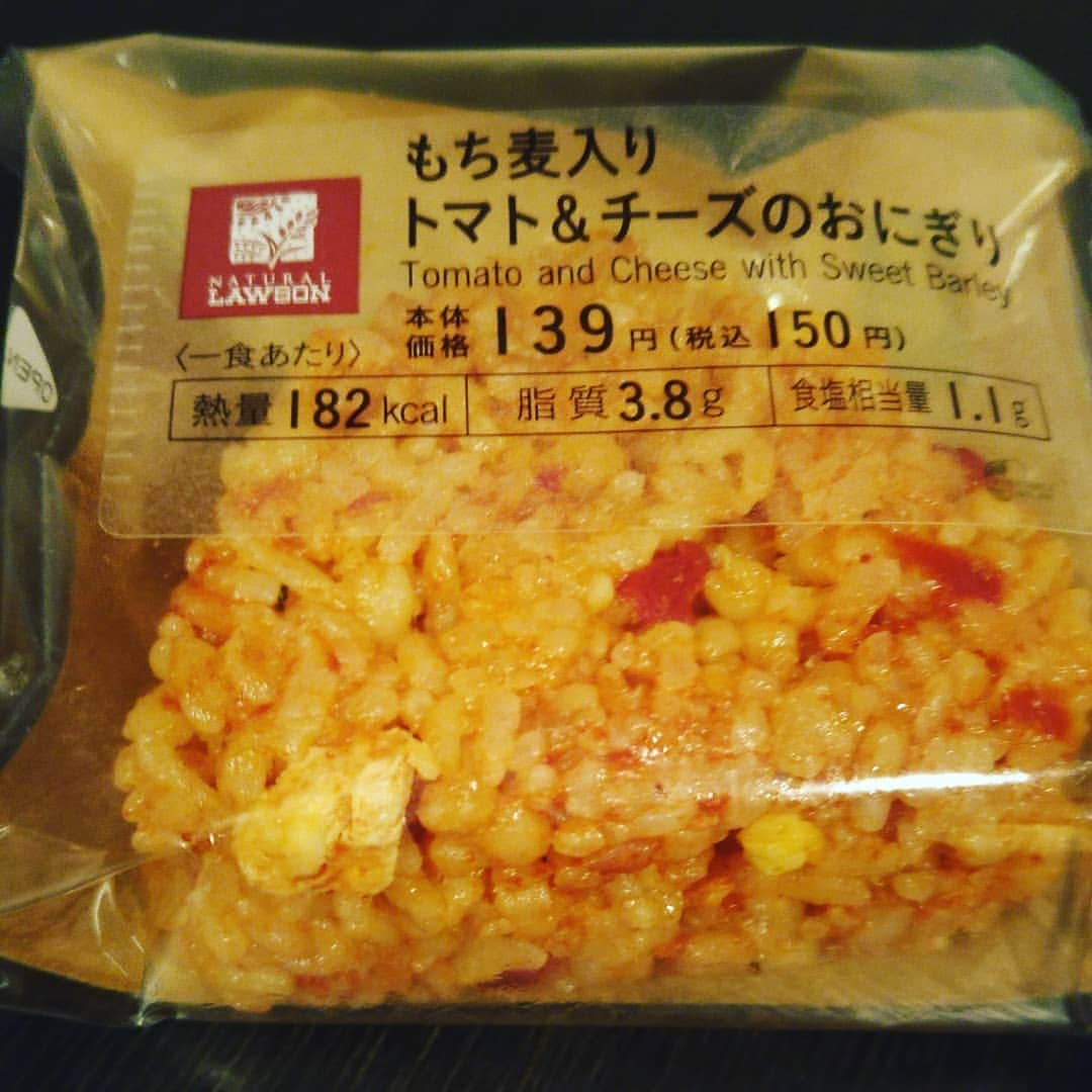 山本しろうさんのインスタグラム写真 - (山本しろうInstagram)「トマトはやっぱりもち麦入りトマト＆チーズのおにぎりにかぎる #二日で一トマト #natural LAWSON #もち麦 #150円 #(株)サンデリカ #トマト #トマト！！」5月19日 21時57分 - yamamotoshiroto