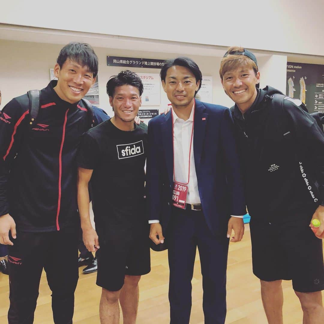 金山隼樹さんのインスタグラム写真 - (金山隼樹Instagram)「今日も応援ありがとうございました👍NICE勝利👍 そして今日は札幌時代のチームメイト、かずくんとしんやさんとも会えました‼️そして札幌サポーターの方から沢山の北海道土産頂きました😁 チームが変われど、応援して貰えるのは嬉しいね😆 やり続けるのみ‼️まだまだ頑張るぞー💪 #ファジアーノ岡山 #FC琉球 #北海道コンサドーレ札幌 #上里一将 #上原慎也 #赤嶺真吾」5月19日 21時58分 - junki_13_kanayama