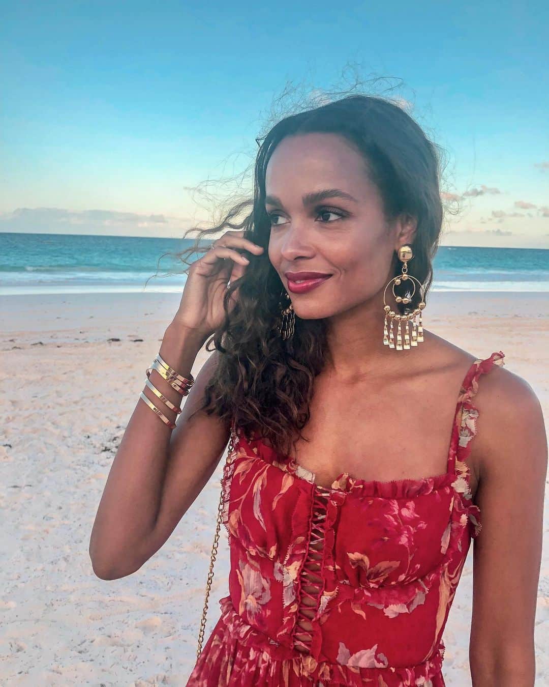 ダニジョーのインスタグラム：「Beachside beauty 🌊 @francesaaternir in the Delancy earrings and Hawn bracelet set • tap to shop #dannijogirls」