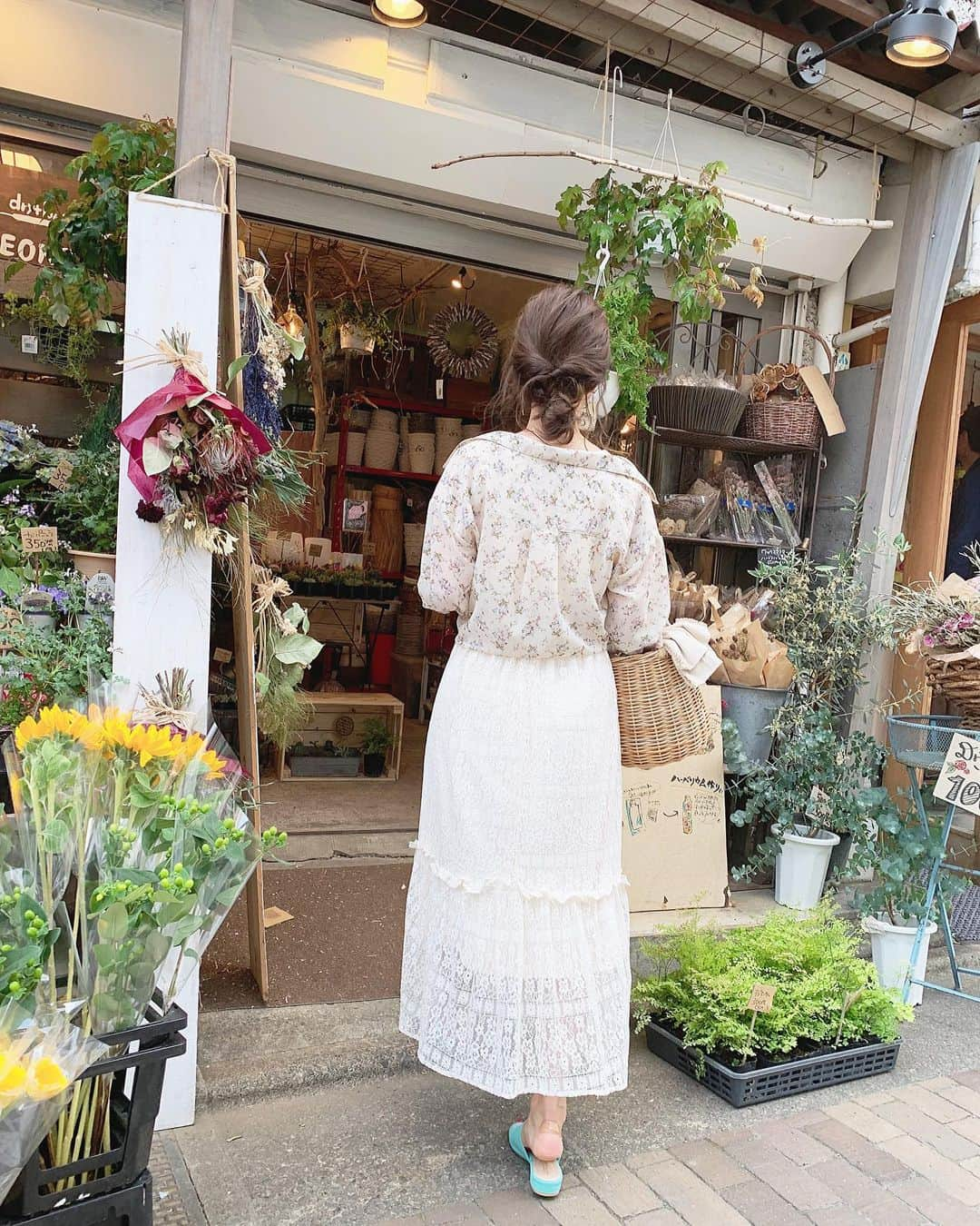 中田絵里奈さんのインスタグラム写真 - (中田絵里奈Instagram)「🌼♡🌼♡ . 休日はマキシ率高め🤭💕 . 新作の花柄シャツはサラッと羽織れてお気に入り❤︎ ネットではまだですがpopupでは先行発売してます💐 . これ水着とかに羽織っても可愛いだろうなぁ❤︎ @vaniller_popup . . . #今日のコーデ #花柄シャツ #vaniller #マキシワンピ #新宿ルミネエスト」5月19日 22時00分 - erinanakata