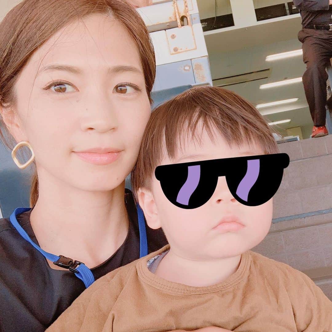 安田美沙子さんのインスタグラム写真 - (安田美沙子Instagram)「今日は、リカリカと子連れでオークスへ行ってきました😊✨ 新宿駅で迷子になりかけたけど、特急に乗れば割と早く着けた⭐️ . . 競馬場の空気、G1の歓声、そしておうまさん！！🐎✨ 息子くんラストは、ガンバッテー！と叫んでくれてました❤️ . . ただ。。子供に気を取られて、そこそこの金額の馬券を焦って買い、見事に外しました。 . . 安田記念貯金と思って、その日を楽しみに新聞とにらめっこしたいと思います✨ みんなのKEIBAのみんなにも会えて、分かち合えた🌟 うちと、リカリカ、私達相当競馬好きだねと話してました。笑  #instagood #オークス #競馬 #府中 #mama #競馬女子 #安田記念貯金」5月19日 22時11分 - yasuda_misako