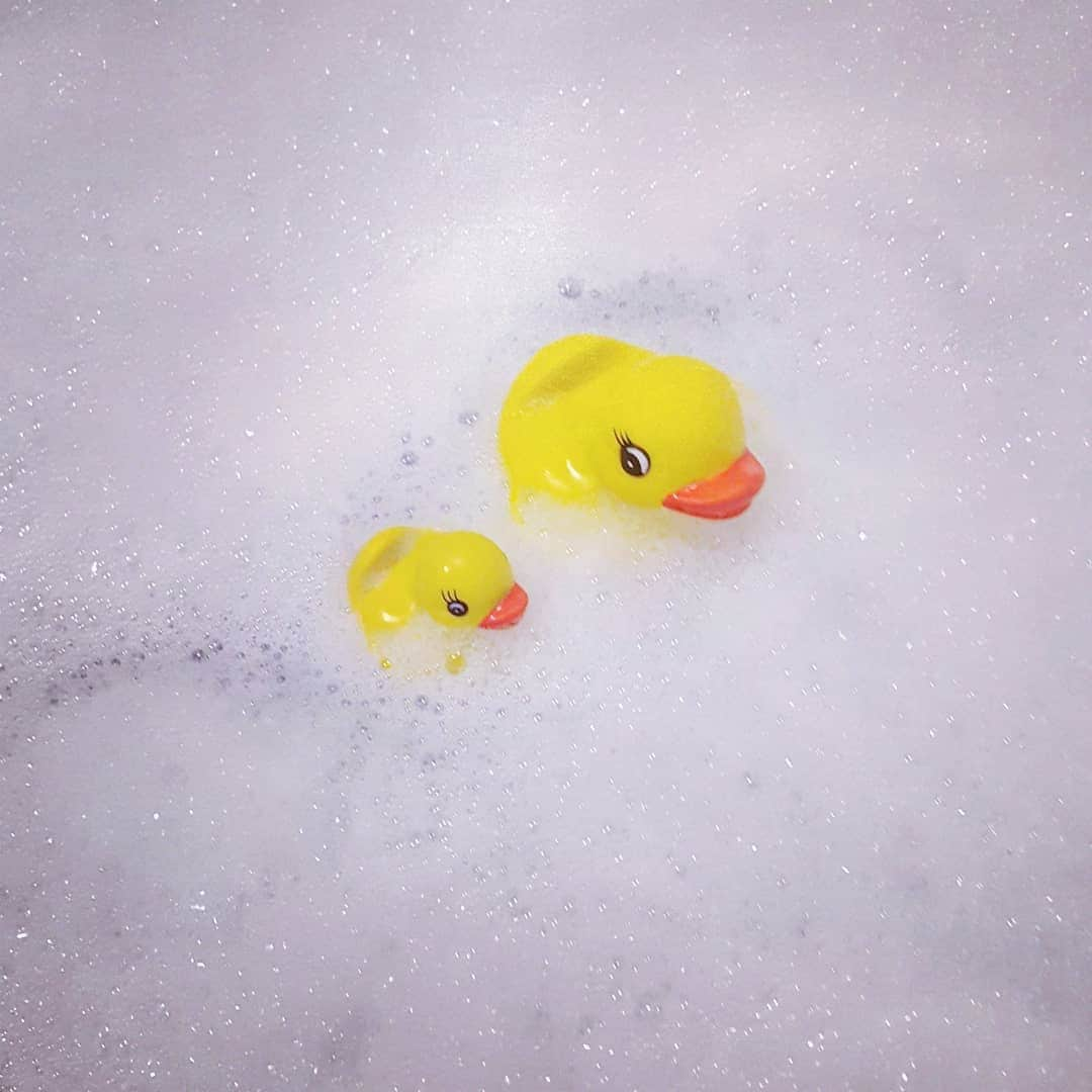 長江愛美さんのインスタグラム写真 - (長江愛美Instagram)「BathTime🛀 LUSHのバスボム🌃 #bathroom #bathtime #bath #bubblebath #relax #duck」5月19日 22時12分 - manamin.512