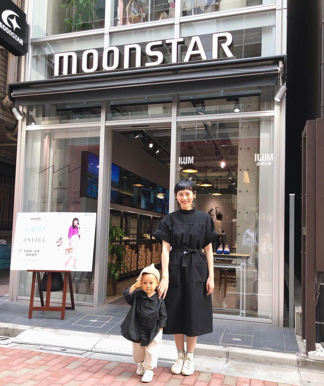 Chocolatさんのインスタグラム写真 - (ChocolatInstagram)「MOONSTAR × tocotoco おやこ歩育イベント、終了しました。 参加してくださった皆さま、どうもありがとうございました😊  わたしも長年愛用しているMOONSTARのShoes Like Potteryを履いて行ったのですが、 王子が履いてるスニーカーも @moonstar_kids のもの。とてもかわいいデザイン、履き心地も良いみたいで、銀座の歩行者天国をごきげんに走り回っていたようです☺️（子守の明人談）  足の計測をしてもらって、横幅が広めのタイプだとわかったり、子どもの足の形や骨のこと、サイズ選びのコツや履かせ方などなど、たくさん教えていただき、なんだかスッキリ気分爽快になったのでした（笑） 最後の写真は、素足でも履けるメッシュ生地のサマーシューズです。青もかわいかったけど、黒をオーダーしてきました😍 @moonstar_factoryginza  @tocotoco_mag ・ ・ #1歳11ヶ月」5月19日 22時14分 - chocolatandakito