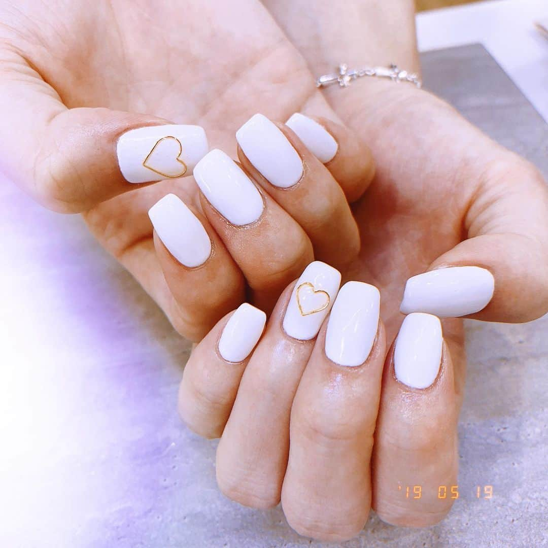 楓さんのインスタグラム写真 - (楓Instagram)「new nail♡ white×gold @inthink」5月19日 22時26分 - kaede_