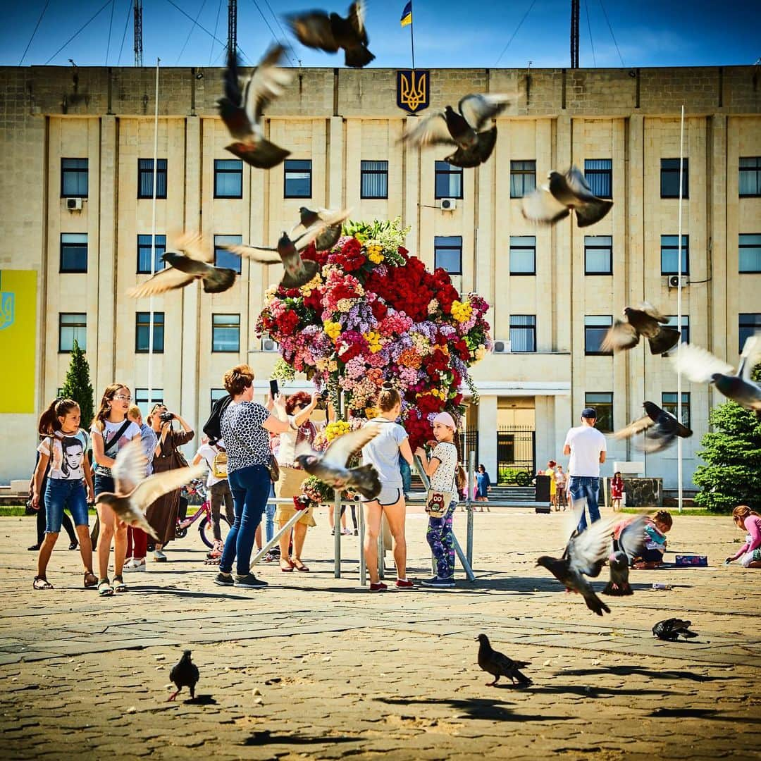 東信さんのインスタグラム写真 - (東信Instagram)「Botanical Sculpture in Slavutych, Ukraine  Date: May 18 Saturday, 2019 Location: City hall square of Slavutych 51.521812,30.754870 *Please insert this numbers to your Google map.  #azumamakoto #makotoazuma #shiinokishunsuke #amkk #amkkproject #flowers #flowerart #botanicalsculpture #東信 #東信花樹研究所 #slavutych #ukraine」5月19日 22時26分 - azumamakoto