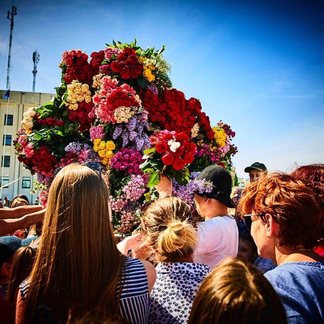 東信さんのインスタグラム写真 - (東信Instagram)「Botanical Sculpture in Slavutych, Ukraine  Date: May 18 Saturday, 2019 Location: City hall square of Slavutych 51.521812,30.754870 *Please insert this numbers to your Google map.  #azumamakoto #makotoazuma #shiinokishunsuke #amkk #amkkproject #flowers #flowerart #botanicalsculpture #東信 #東信花樹研究所 #slavutych #ukraine」5月19日 22時26分 - azumamakoto