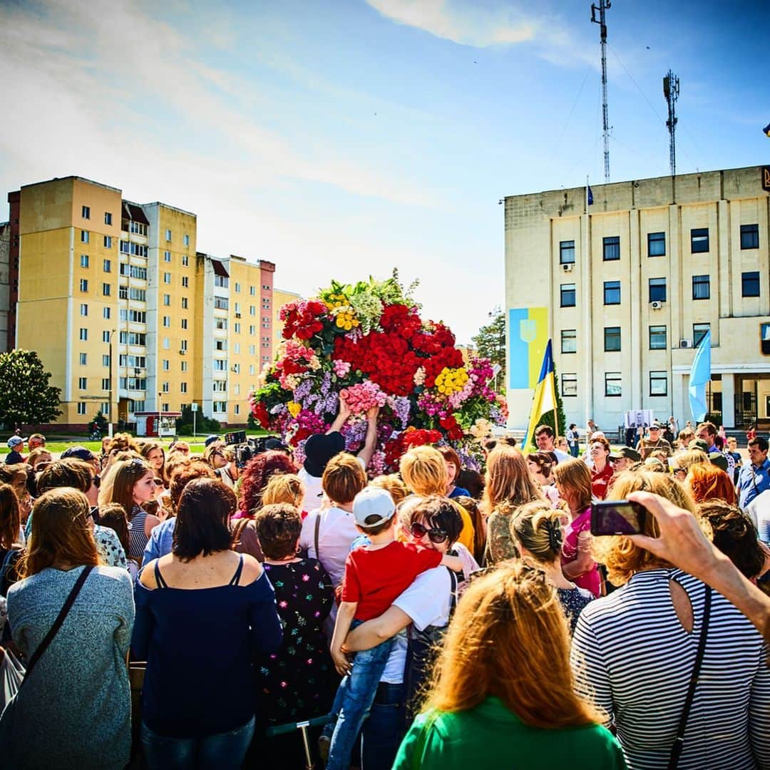 東信さんのインスタグラム写真 - (東信Instagram)「Botanical Sculpture in Slavutych, Ukraine  Date: May 18 Saturday, 2019 Location: City hall square of Slavutych 51.521812,30.754870 *Please insert this numbers to your Google map.  #azumamakoto #makotoazuma #shiinokishunsuke #amkk #amkkproject #flowers #flowerart #botanicalsculpture #東信 #東信花樹研究所 #slavutych #ukraine」5月19日 22時26分 - azumamakoto