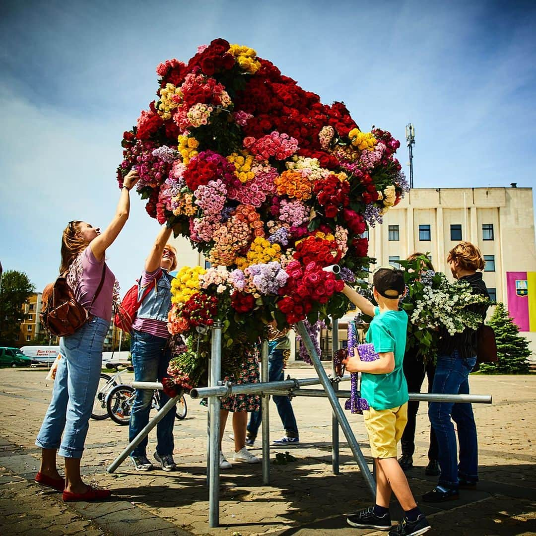 東信さんのインスタグラム写真 - (東信Instagram)「Botanical Sculpture in Slavutych, Ukraine  Date: May 18 Saturday, 2019 Location: City hall square of Slavutych 51.521812,30.754870 *Please insert this numbers to your Google map.  #azumamakoto #makotoazuma #shiinokishunsuke #amkk #amkkproject #flowers #flowerart #botanicalsculpture #東信 #東信花樹研究所 #slavutych #ukraine」5月19日 22時26分 - azumamakoto