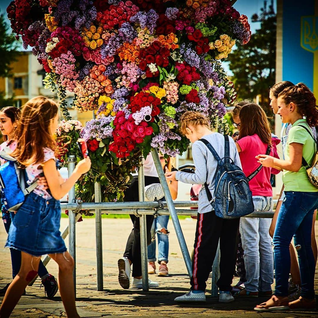 東信さんのインスタグラム写真 - (東信Instagram)「Botanical Sculpture in Slavutych, Ukraine  Date: May 18 Saturday, 2019 Location: City hall square of Slavutych 51.521812,30.754870 *Please insert this numbers to your Google map.  #azumamakoto #makotoazuma #shiinokishunsuke #amkk #amkkproject #flowers #flowerart #botanicalsculpture #東信 #東信花樹研究所 #slavutych #ukraine」5月19日 22時26分 - azumamakoto