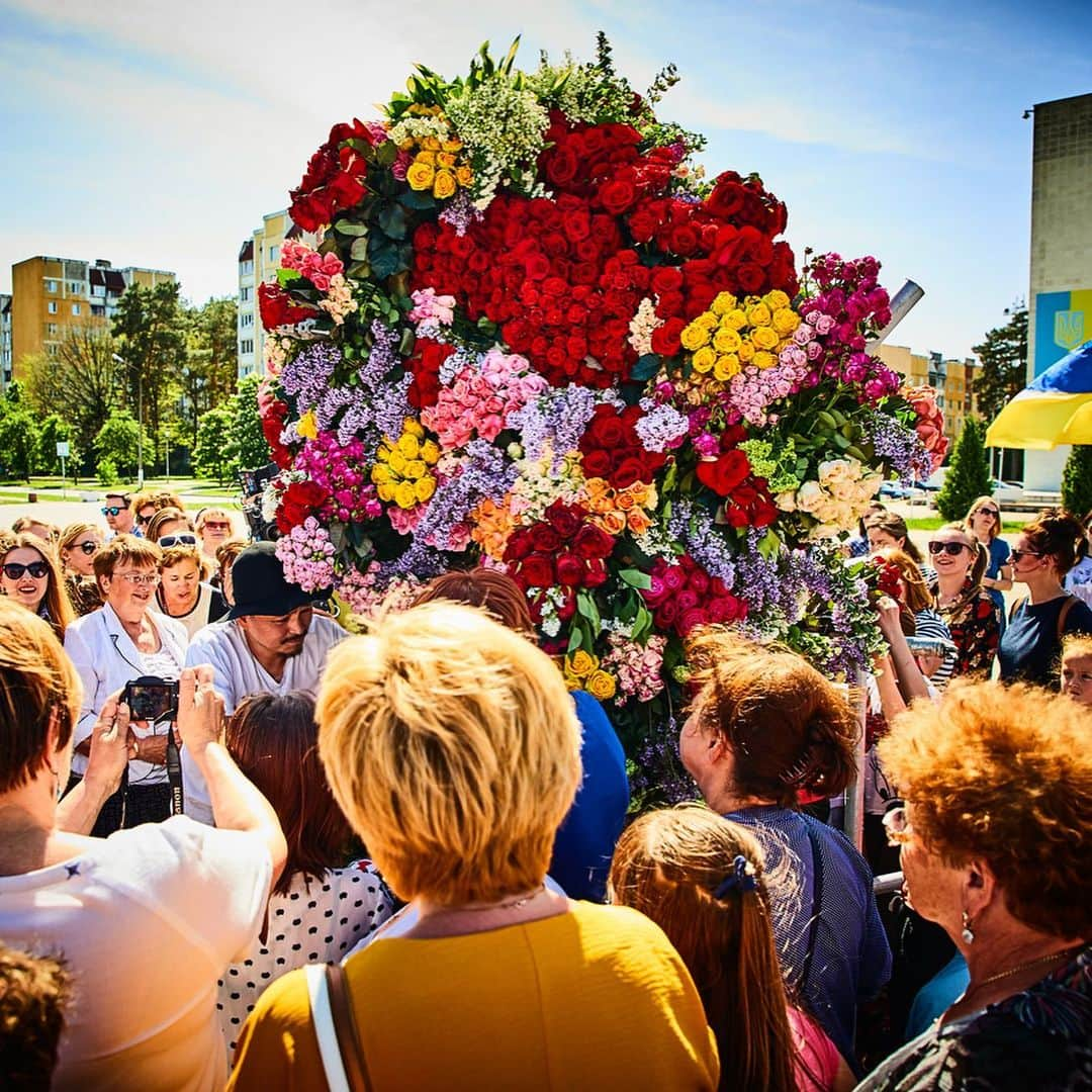 東信さんのインスタグラム写真 - (東信Instagram)「Botanical Sculpture in Slavutych, Ukraine  Date: May 18 Saturday, 2019 Location: City hall square of Slavutych 51.521812,30.754870 *Please insert this numbers to your Google map.  #azumamakoto #makotoazuma #shiinokishunsuke #amkk #amkkproject #flowers #flowerart #botanicalsculpture #東信 #東信花樹研究所 #slavutych #ukraine」5月19日 22時26分 - azumamakoto