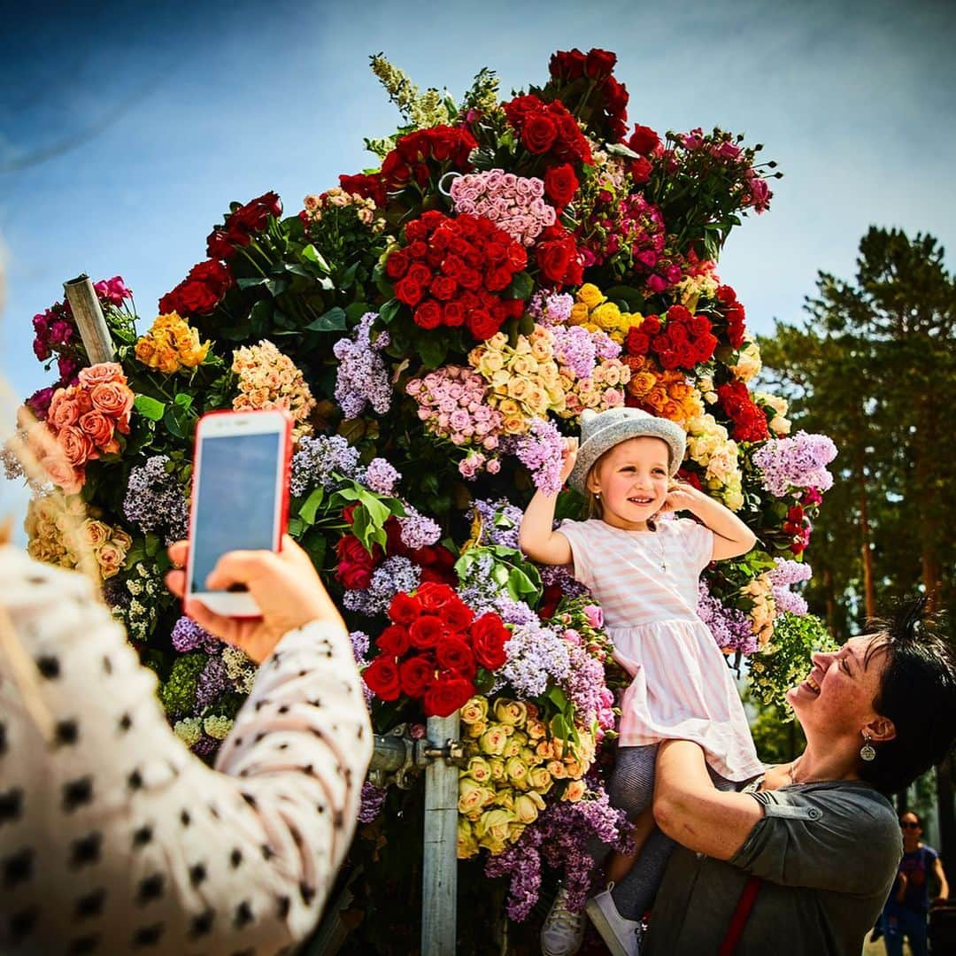 東信さんのインスタグラム写真 - (東信Instagram)「Botanical Sculpture in Slavutych, Ukraine  Date: May 18 Saturday, 2019 Location: City hall square of Slavutych 51.521812,30.754870 *Please insert this numbers to your Google map.  #azumamakoto #makotoazuma #shiinokishunsuke #amkk #amkkproject #flowers #flowerart #botanicalsculpture #東信 #東信花樹研究所 #slavutych #ukraine」5月19日 22時26分 - azumamakoto