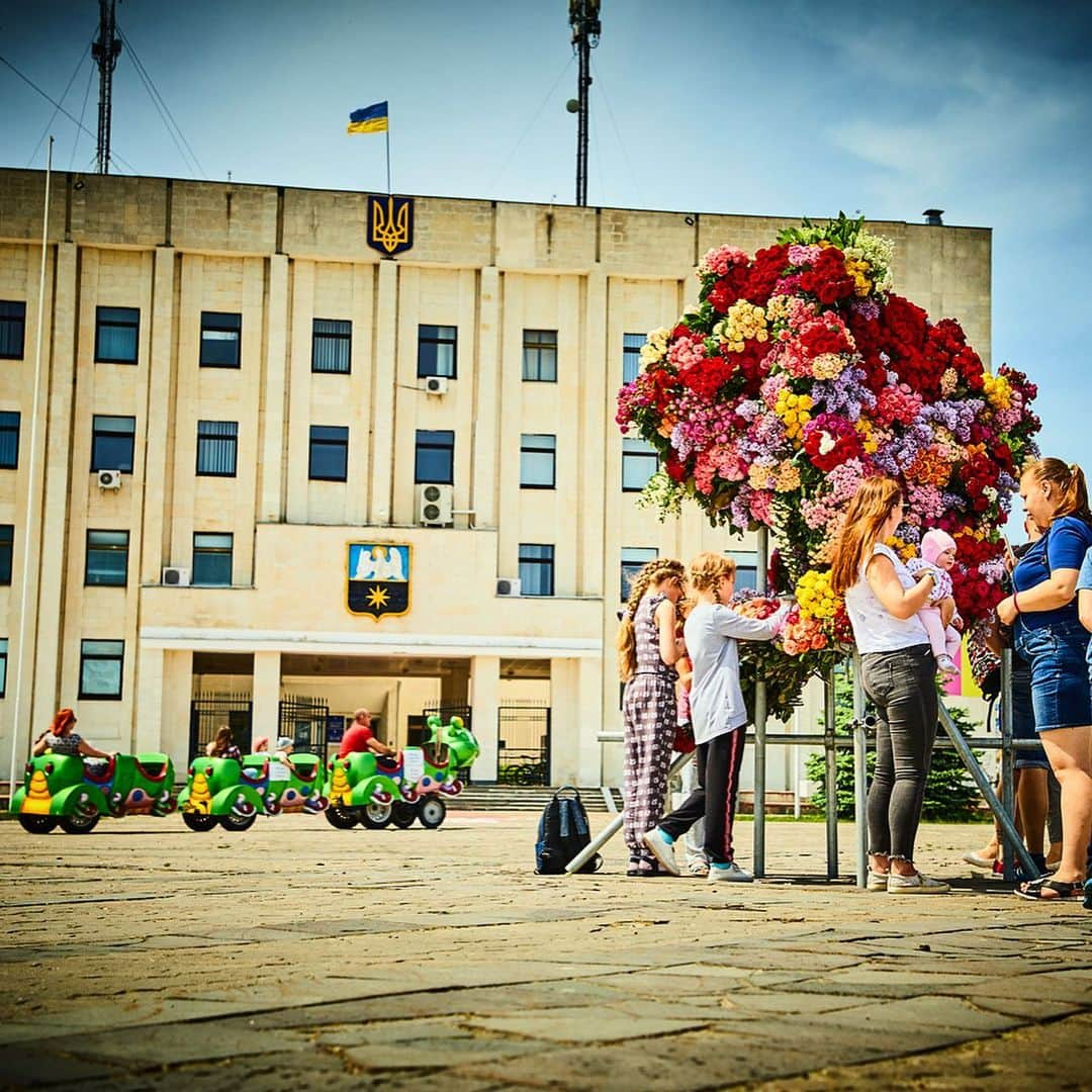 東信さんのインスタグラム写真 - (東信Instagram)「Botanical Sculpture in Slavutych, Ukraine  Date: May 18 Saturday, 2019 Location: City hall square of Slavutych 51.521812,30.754870 *Please insert this numbers to your Google map.  #azumamakoto #makotoazuma #shiinokishunsuke #amkk #amkkproject #flowers #flowerart #botanicalsculpture #東信 #東信花樹研究所 #slavutych #ukraine」5月19日 22時26分 - azumamakoto