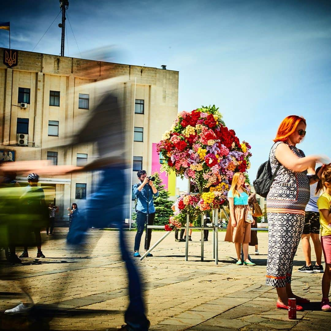 東信さんのインスタグラム写真 - (東信Instagram)「Botanical Sculpture in Slavutych, Ukraine  Date: May 18 Saturday, 2019 Location: City hall square of Slavutych 51.521812,30.754870 *Please insert this numbers to your Google map.  #azumamakoto #makotoazuma #shiinokishunsuke #amkk #amkkproject #flowers #flowerart #botanicalsculpture #東信 #東信花樹研究所 #slavutych #ukraine」5月19日 22時26分 - azumamakoto