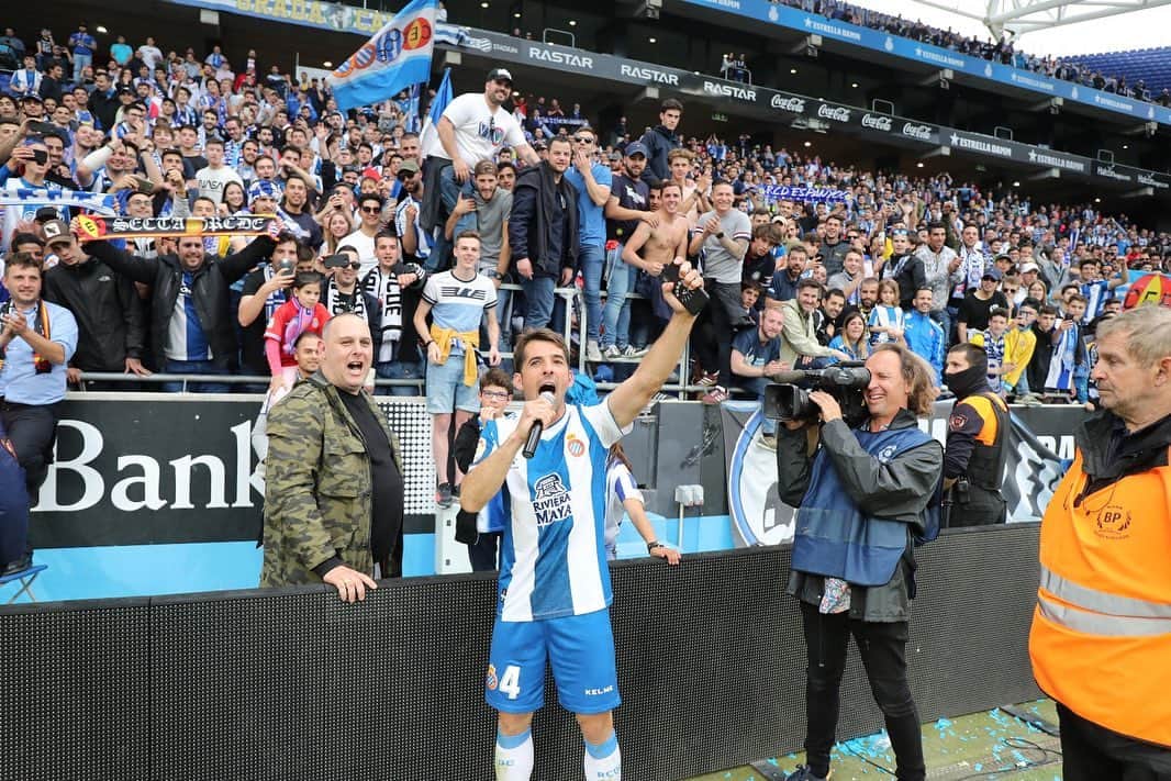 ビクトル・サンチェス・マタのインスタグラム：「Pericos... ¿cómo va la resaca? 😉🇪🇺😁🎉 🔵⚪️🔵⚪️ #rcde」