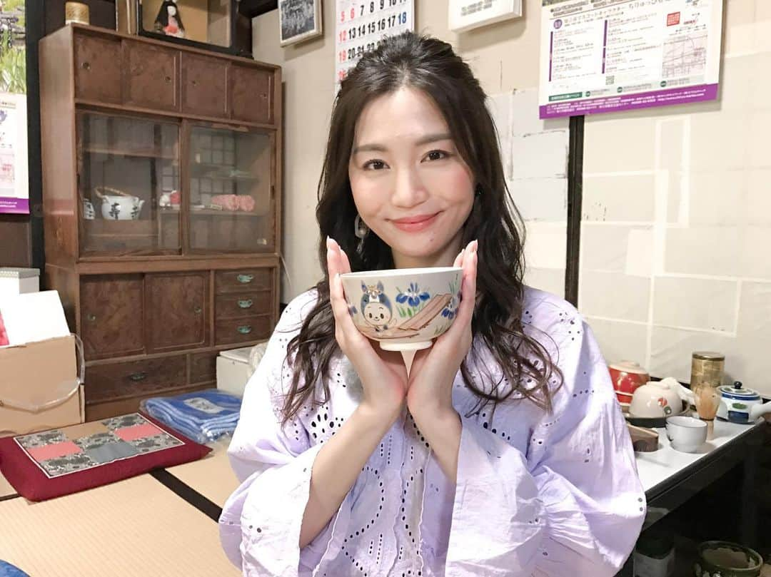 佐藤美央里さんのインスタグラム写真 - (佐藤美央里Instagram)「ちりゅっぴの抹茶茶碗😍 昨日はかきつばたが有名な町へ✨KATCHまち自慢の生中継で、知立市八橋町にお邪魔しました🤗✨ ⁑ かきつばたが有名な場所ですよ♫他にもまち自慢がたくさん！！ そして町の皆さんの温かいおもてなしに胸がいっぱいになりました💕 町民の皆さん、ありがとうございました(*^^*)💕 #かきつばた園 #ちりゅっぴ #無量寿寺 #知立市 #八橋町 #八ツ橋 #地元愛 #katchまち自慢 #まちなま #キャッチネットワーク #生中継 #酒井直斗 #佐藤美央里 #インスタ映え #写真好きな人と繋がりたい #ファッション #お出かけスポット #japanesegirl #ig_japan #instagood #smile #camera #instalike #fashion」5月19日 22時33分 - miori_sato14