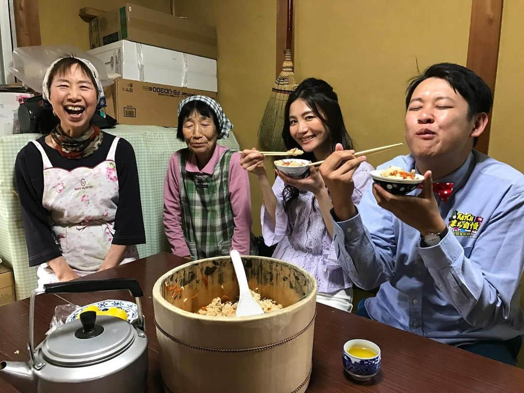 佐藤美央里さんのインスタグラム写真 - (佐藤美央里Instagram)「ちりゅっぴの抹茶茶碗😍 昨日はかきつばたが有名な町へ✨KATCHまち自慢の生中継で、知立市八橋町にお邪魔しました🤗✨ ⁑ かきつばたが有名な場所ですよ♫他にもまち自慢がたくさん！！ そして町の皆さんの温かいおもてなしに胸がいっぱいになりました💕 町民の皆さん、ありがとうございました(*^^*)💕 #かきつばた園 #ちりゅっぴ #無量寿寺 #知立市 #八橋町 #八ツ橋 #地元愛 #katchまち自慢 #まちなま #キャッチネットワーク #生中継 #酒井直斗 #佐藤美央里 #インスタ映え #写真好きな人と繋がりたい #ファッション #お出かけスポット #japanesegirl #ig_japan #instagood #smile #camera #instalike #fashion」5月19日 22時33分 - miori_sato14