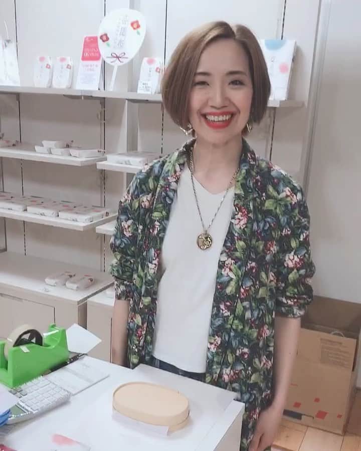 貴千碧のインスタグラム：「「宝塚」というワードがつなげて下さった「タカラジェンヌOGマルシェ」。 本当に幸せなことに連日沢山の皆様がお越しくださっています。 今日も帰りの車の中で運転をしながら本当に幸せだなと思ったことがあります。 私の周りにいて下さっている方々は宝塚ファンの方であれ、宝塚とは関係のないところで出会った方であれ、力になってあげようという思いで連日足をお運び下さったり、新しいご縁を繋いで下さったり…言葉にはされませんが、そういう「宝塚の現役を卒業しても、宝塚の人たちを盛り上げ応援してくださる」 そんな温かなお気持ちがめちゃめちゃ伝わってきます。 仕事をしに来ているのに今日も沢山の方からお手紙と差し入れを頂きました。そんなにありがたく幸せなことはありません。沢山の優しさと愛を届けて下さいます皆様、心からありがとうございます‼️ 感謝の気持ちを山盛りお昆布に込めまして…今日も踊る佃煮屋、まだまだ頑張ります✊✊ #タカラジェンヌOGマルシェ#踊る佃煮屋#貴千碧 #感謝の気持ちを込めて 日々皆様に#喜昆布 をお届け✨ いつもお世話になっている方々、初めましての方々、ファンの皆様、タカラジェンヌOGの皆様…本当に#ありがとうございます ‼️ 今日も色々な方のもとに#タカラジェンヌOG が心を込めて作っている作品たちをお届け 今日はなぜかすごく大勢の方から「いつもインスタ見てます」とお声掛け頂きました😂皆様、いつもありがとうございます☺️✨✨ タカラジェンヌOGマルシェ中は#宝塚 の仲間たちのもとにも沢山の喜昆布が！ みんなに食べてもらえるのはとっても嬉しいのです☺️✨ 最近は楽屋で話したことのない下級生から「喜昆布美味しかったです‼️」と声をかけて頂ける🤣#オーシャンズ11 #宙組 さん公演中 今日あーさー#朝美絢 ちゃま に沢山の喜昆布がっ！！ あーさー、冷蔵庫に入れて頂いたら3ヶ月はもつからゆっくり食べてね🤣❤️」