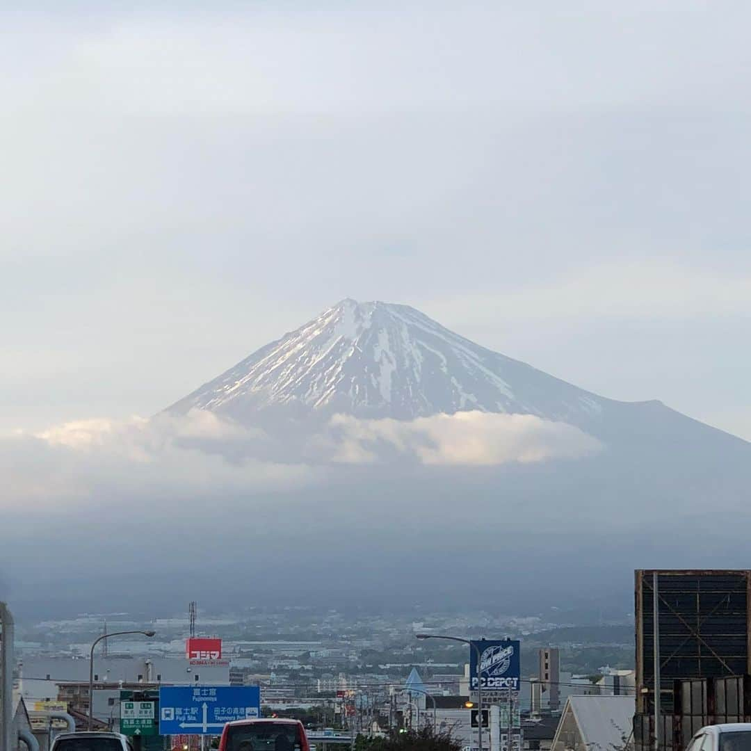 粟生隆寛さんのインスタグラム写真 - (粟生隆寛Instagram)「街と富士山 うん、世界のどの山よりも美しい🗻 . #富士山 #mtfuji #静岡 #世界遺産」5月19日 22時20分 - takahiro_aoh