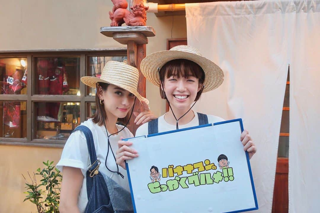 佐藤栞里さんのインスタグラム写真 - (佐藤栞里Instagram)「. バナナマンのせっかくグルメ🍌 観てくださってありがとうございました☺️！ どこに行っても何を食べても カレンちゃんのおかげで 笑いが止まらなかった沖縄旅😂 スタジオで見守ってくださった バナナマンさんとホランさん、 そして川田さんの(とくに耳をすませて副音声)  温かい声もたくさん聞こえて 嬉しかったな🥰💕 またカレンちゃんと、 グルメ旅ができますように😊✨ #表情の温度差😂 #いつもの麦わら帽子もなんだかおしゃれ #笑いすぎて何度も首が取れそうになったよ #しあわせなむちうち #カレンちゃんありがとう！」5月19日 22時21分 - satoshiori727