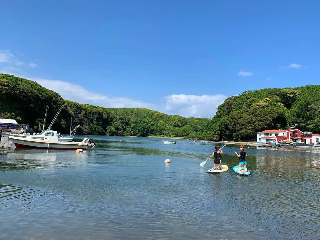 高松いくさんのインスタグラム写真 - (高松いくInstagram)「😆ようこそ横堀海岸へ🙌 三崎Sup CruiseTrip本日は 私の肩が今ヒリヒリしてるぐらいw良いお天気でした☀️🤣 楽しい事大好きなルカちゃんと愉快なお友達でご参加頂きました❤️ ありがとう❤️2人の粘り強さとチャレンジ精神最高でした👍✨ たっっぷり漕いで、 たっぷり森林浴してYogaでほぐして、 たっぷり食べてお風呂もゆっくり満喫出来たかな⁉️😆💕 🌴 🌺海の家でも、海を漕いでいても、森を歩いても、地元の方々にも見守られ、助けてくださり、声をかけてくださるので、とっっても安心して、のびのびやらせて頂いてます😭幸せ🍀  今日も一日があっという間に過ぎちゃった🤣💦❤️ 今日も素敵な出逢いと空間と大自然に感謝です🙏  温かいサポートありがとうございます🌈 @minatoya9  ハワイアンピザ🍕最高に美味しかったです‼️🌴パイナップルと🍍アボカド🥑最高に合う🌺 快適な旅足元をサポートありがとうございます🌈 @keen_japan  最初から最後まで帰り道までも幸せな時間を共有出来て幸せ‼️ Special Thanks @chill_padyoga  #海 #supyoga #sup #cruising #sea #paddleboarding #sky #wave #露天風呂 #風呂 #マグロ #魚 #ピザ #hawaianpizza #misaki #minatoya #森林浴 #森 #keen #サンダル」5月19日 22時22分 - iku_takamatsu_trip_sup_yoga