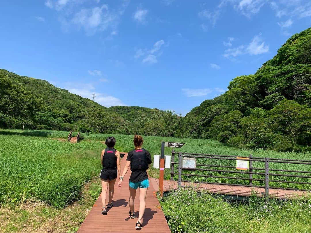 高松いくさんのインスタグラム写真 - (高松いくInstagram)「😆ようこそ横堀海岸へ🙌 三崎Sup CruiseTrip本日は 私の肩が今ヒリヒリしてるぐらいw良いお天気でした☀️🤣 楽しい事大好きなルカちゃんと愉快なお友達でご参加頂きました❤️ ありがとう❤️2人の粘り強さとチャレンジ精神最高でした👍✨ たっっぷり漕いで、 たっぷり森林浴してYogaでほぐして、 たっぷり食べてお風呂もゆっくり満喫出来たかな⁉️😆💕 🌴 🌺海の家でも、海を漕いでいても、森を歩いても、地元の方々にも見守られ、助けてくださり、声をかけてくださるので、とっっても安心して、のびのびやらせて頂いてます😭幸せ🍀  今日も一日があっという間に過ぎちゃった🤣💦❤️ 今日も素敵な出逢いと空間と大自然に感謝です🙏  温かいサポートありがとうございます🌈 @minatoya9  ハワイアンピザ🍕最高に美味しかったです‼️🌴パイナップルと🍍アボカド🥑最高に合う🌺 快適な旅足元をサポートありがとうございます🌈 @keen_japan  最初から最後まで帰り道までも幸せな時間を共有出来て幸せ‼️ Special Thanks @chill_padyoga  #海 #supyoga #sup #cruising #sea #paddleboarding #sky #wave #露天風呂 #風呂 #マグロ #魚 #ピザ #hawaianpizza #misaki #minatoya #森林浴 #森 #keen #サンダル」5月19日 22時22分 - iku_takamatsu_trip_sup_yoga