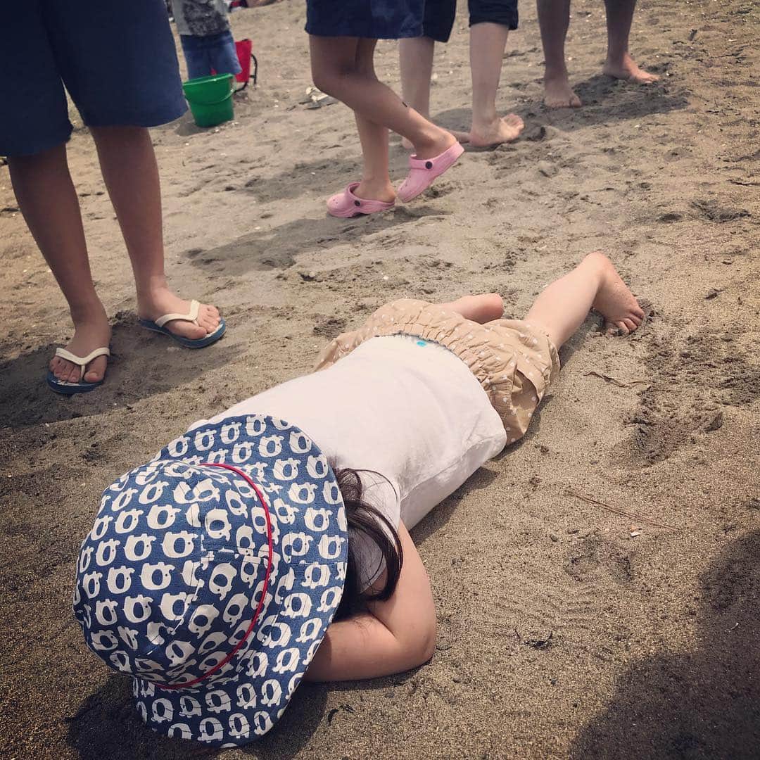 八木田麻衣さんのインスタグラム写真 - (八木田麻衣Instagram)「潮干狩りの最中ダダをこねる人。 りんごジュースが飲みたいんだってさ。 うん。暑かったしね。喉渇いたよね。  あ。皆さん、わたしにハッシュタグを教えてくれてありがとう。 #ベイクマン どうよ？！出来てる気がする！」5月19日 22時23分 - yagitamai