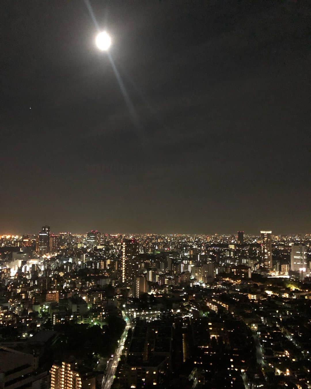 ザックポーゼンさんのインスタグラム写真 - (ザックポーゼンInstagram)「Full moon 🌝 over #Tokyo ! very happy to be back in Japan 🇯🇵♥️Thank you @brooksbrothersjapan」5月19日 22時34分 - zacposen