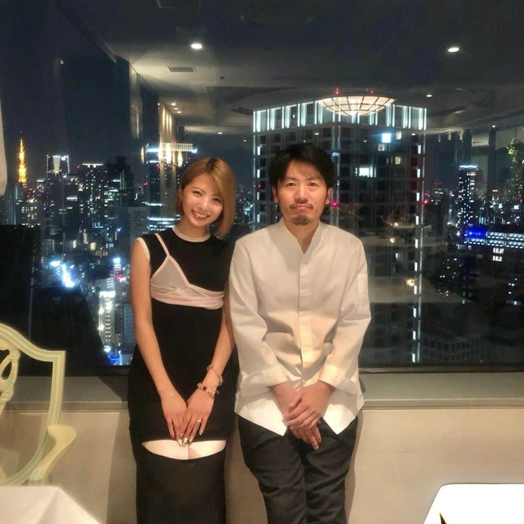 岡田栞奈のインスタグラム：「昨日は世界で活躍されている 渥美シェフのご招待で 「BLANCA（ニューヨーク）×MAISON（パリ）」 フェアに行ってきました😊✨ ・ ・ Carlo Mirarchiシェフと 渥美創太シェフのコラボレーションによるコースは本当に感動です🥺 交互にでてくるそれぞれの作品は バラバラなのに口の中はひとつの線で しっかり繋がっていて、 ちゃんとコースとして成り立っているんです✨✨✨ ・ ひとつの作品として主張も残しつつ次の料理への受け渡しが上手いというか、パリとニューヨークを舌が行き来してるはずなのにごちゃごちゃしない心地よさ♪ 最後まで楽しみながら完食 しました🤤💓 ・ ・ ・ 7ヶ月ぶりに食べた渥美さんの作品は どれも美味しかったです❣️ 今年9月にパリにオープン予定の 一軒家レストランも絶対伺います〜！ ありがとうございました！ 記念の2ショット📸(笑) #ホテルニューオータニ #日本人シェフフェア #渥美創太 #blanca #newyork #maison #paris #french」