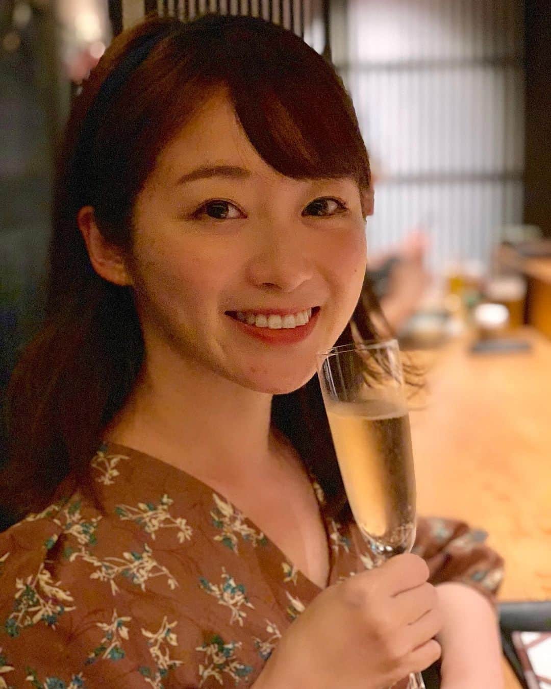 のインスタグラム：「土日は配信に時間使いたかったからスーパーサク飯、50分勝負🤭まじで、謎の生活スタイルの私に付き合ってくれる友達素晴らしすぎる。。焼き鳥食べると、大抵鳥スープ飲んで「あー、これでラーメン作りたい」って言ってしまうのはラーメンフリークあるあるな気がする💦 ㅤㅤㅤㅤㅤㅤㅤㅤㅤㅤㅤㅤㅤ 久々のカチューシャヘアスタイルです💪そだ❗️ラインブログに自分のダイエット方法書いてみたよ😀この仕事してると、リアルに1日1回以上、はじめてあった人は必ず、体調と体型はどうやって維持してるのか聞かれます。もはや、ダイエットは意識しないレベルで色々やってるんだけど、友達と旅行すると色々突っ込まれるからそれが秘訣なのかなぁ❓て、私がダイエット語るなって感じだけどね。 ブログはトップページにリンク貼りました❗️ #鳥幸 #焼き鳥 #カチューシャ #ダイエット #食べ歩き #自撮り #自撮り部 #セルフィー #selfie #selfiee」