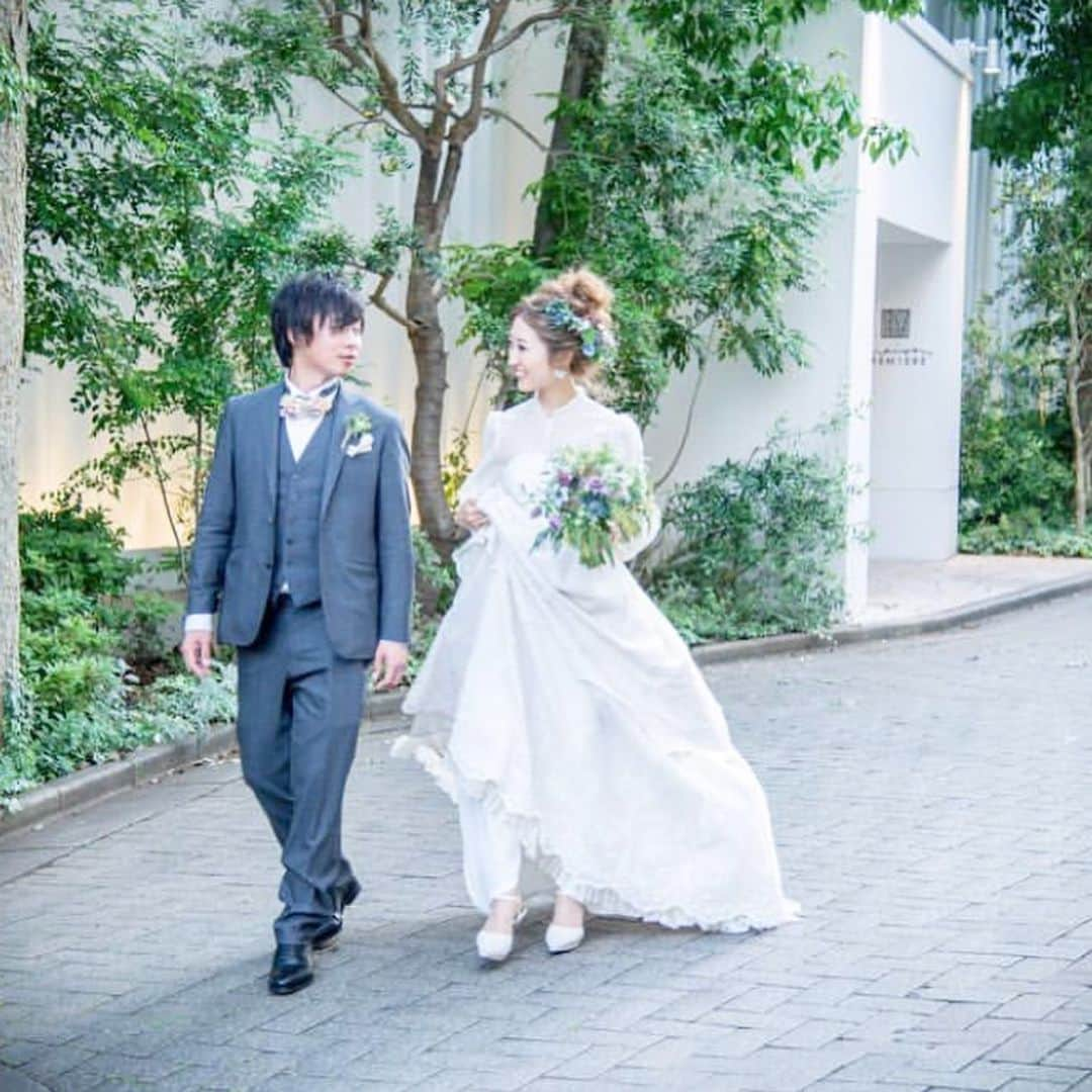 プレ花嫁の結婚式準備アプリ♡ -ウェディングニュースさんのインスタグラム写真 - (プレ花嫁の結婚式準備アプリ♡ -ウェディングニュースInstagram)「ヘアもコーデもご注目♡ナチュラルウェディングに憧れる花嫁さん必見のウェディングフォト9選🌿💕 * * こちらのお写真は #卒花嫁  @momi0119 さんからリグラムさせていただきました🌟 #ウェディングニュース のタグにお写真を投稿してくださり、ありがとうございました😊✨ * * * * ヘアもコーデもナチュラルでおしゃれなmomi0119さんの #ウエディングフォト 🌿💕 * カバーはナチュラル可愛い #二次会ヘア 💕 * 高めの #アップスタイル にグリーンがメインのナチュラルな #ヘッドドレス でフェアリーな雰囲気がとても素敵ですよね😍✨ * #二次会 では別の #ドレス を着られたのでこちらの #コーディネート は #披露宴 後から二次会前までの幻の組み合わせなんだとか😳✨ * このコーデもとても素敵なので実際はどんなコーデだったのか気になっちゃいますよね💗 * 他のおしゃれなコーデやナチュラルな #ウェルカムスペース など、どれもとても素敵🌿💕 * 他のフォトもぜひスワイプ👉🏻してチェックしてみてくださいね✨♩ * * * * * ＼📷投稿お待ちしています／ * 花嫁はもちろん、業者さんも大歓迎✨ アナタのお写真をご紹介してもOKという方は、ぜひ #ウェディングニュース にお写真を投稿してください💕 * * ⬇︎関連アカウント⬇︎ * * 💒式場検索 【 @weddingnews_concierge 】 👰マイレポ花嫁 【 @weddingnews_brides 】 💋WNブライズレポーター 【 @weddingnews_bridesreporter 】 * * その他、編集部からの連絡専用 @weddingnews_contact や、スタッフ個人の連絡用として @WN_xxxx（xxxは個人名）があります💕 * * ………………………………………… ❤️WeddingNewsとは？ * * 花嫁のリアルな”声”から生まれた 花嫁支持率No1✨スマホアプリです📱💕 * * 🌸知りたい… #結婚式準備 に役立つ記事を毎日150件配信中♩ * 🌸見たい… インスタの #ウェディング 系投稿TOP100が毎日チェックできる＊IG画像の複数ワード検索も可♩ * 🌸叶えたい… #結婚式 関連の予約サイトが大集合♩ * 🌸伝えたい… 自分の結婚式レポ『マイレポ』が簡単に作れる♩先輩花嫁のレポが読める♩ * * @weddingnews_editor のURLからDLしてね✨ * * * * * * #プレ花嫁 #プレ花嫁さんと繋がりたい  #花嫁  #ウエディング #カラードレス #ナチュラルウェディング #ガーデンウェディング #ウェディングヘア #ブライダルヘア #2020春婚 #二次会ドレス #ヘアスタイル #ヘアアレンジ #2019秋婚」5月19日 22時27分 - weddingnews_editor